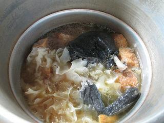 乌鸡能和猴头菇花胶一起煲汤吗 2026年猴头菇炖花胶乌鸡汤的做法