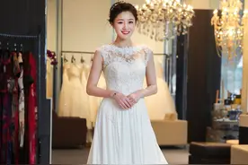 端庄优雅或是性感妩媚，这两款超长拖尾的婚纱长裙你更偏爱谁？图片