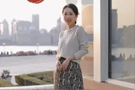 今年流行的“长裙+长靴”，中年女人穿更有魅力，优雅时髦显气质图片