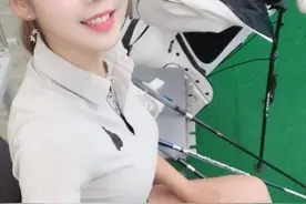 搞笑GIF动图:身材好的女人就是喜欢自拍，这应该是天生的吧图片