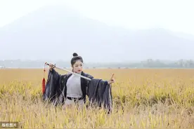 女房东找穷小伙家收租，没想到钱没收到，反而把自己给贴上了！图片