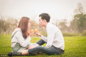 小说：被陌生人搭讪我拉一帅哥充男友，谁知帅哥却开始追我（下）图片