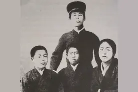 山本五十六真实照片：因断指被叫八毛钱，图八死前为飞行员送行图片