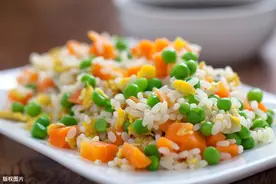 赌王何鸿燊爱吃的皇帝炒饭，一份5000块，这碗炒饭有何特别之处？图片