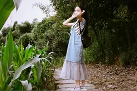 羊毛卷也可以这样烫，搭配牛仔背带裙很减龄图片