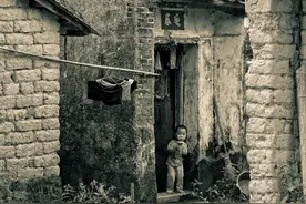 故事：天降大雨，叔侄俩进破庙避雨，推门见到庙里的人后吓得呆住图片
