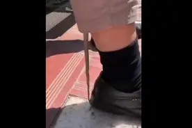 不敢动！男子坐路边休息，一条蛇钻进裤腿被路人一把拽出图片