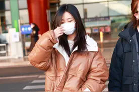 谭松韵穿棕色皮质外套现身机场，双手插口袋低调赶路程图片