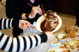 网友餐厅就餐，想把剩下的饭菜打包，却遭老板反对？图片