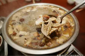 天气转凉，广东人喜欢用母鸡和这两种菌菇类一起煲汤，暖胃又好喝图片