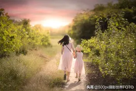 爱死小白伞人像实拍，久违了！夕阳下的金色麦田图片