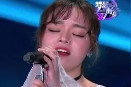 刚下《歌手》又上《天赐的声音》，黄霄云争议不断图片