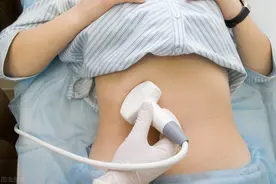 17岁女孩肚子疼，先忍了忍，第二天才做手术，结果失去一半受孕机会图片