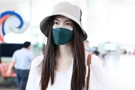 街拍：何穗穿白色上衣配牛仔裤搭运动鞋，尽显简约休闲图片