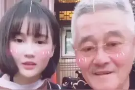 赵本山54岁妻子近照，戴全套翡翠尽显富太范，和女儿同框似姐妹图片