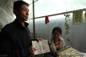 残疾男40岁时娶到小20岁媳妇，生了1双儿女，看日子过成啥图片