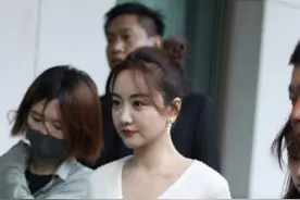 杨蓉现身街头 踩恨天高似走台步 挡不住魅力图片