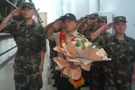 又一位导弹“兵王”退役：对着烛光练眼力，成就导弹发射“神瞄手”图片