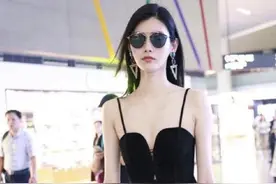 奚梦瑶不愧是豪门阔太，穿绑带吊带上衣+紧身牛仔裤，气场太强烈图片