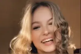 不能外出做头发，欧美的女子自己动手，一双袜子就能做出卷发效果图片
