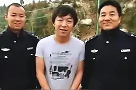 和警察合影可不能乱站，黄渤、薛之谦都是反面教材，就撒贝宁机智图片