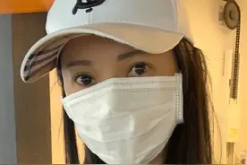伊能静带女儿逛街 萌娃手握冰淇淋穿着时尚超乖巧图片