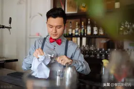 2020最后一天！30岁的他血亏300万，从老板变成夜店小哥图片