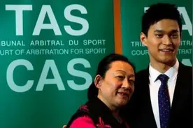 孙杨母亲以泪洗面正式道歉：做错两件事对不起我儿子，悔不当初图片