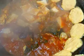 东北铁锅扛把子，非炖大鱼莫属！到东北旅游千万不能错过的美食图片
