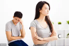 小说：楼上邻居总凌晨拖地吵我，准备投诉得知他家的事后我哭出来图片