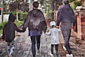 靳东老婆晒恩爱，一家四口太甜蜜，网友：想不到男神娶了二婚图片