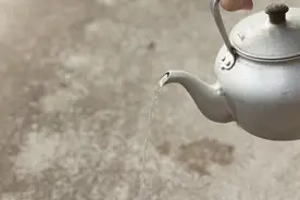 鬼子抓住抗日队长百般折磨，把他肚子灌满水，然后站上去用脚踩图片