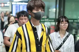 马天宇就是个活力boy，穿假两件衬衫个性又减龄，上街回头率超高图片