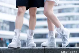 7天卖出16万双！高颜值又实用的“透明雨鞋”，能够360°无缝防水图片
