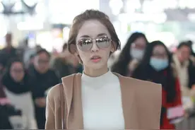 秋冬少不了的白色内搭，学吴昕、娜扎这样搭，轻松展现慵懒少女风图片