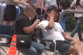 68岁李修贤近况罕曝！大腹便便路边拍戏无人识，曾与周润发齐名图片