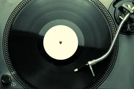 一个转动的圆盘能引起空间弯曲？爱因斯坦是这样解释的（一）图片