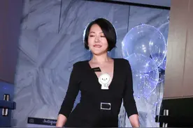 小S这双露脚袜真接地气，奶奶辈都不喜欢穿，却让她穿出时尚感图片