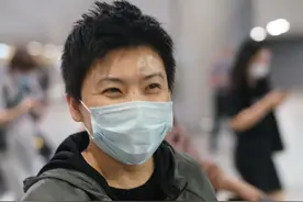 最亲切的女皇！邓亚萍现身机场，戴口罩始终对粉丝“微笑”图片