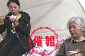 35岁剩女与父母挤28㎡，如厕不避讳，嫁不出去，父嫌丢人不愿回家图片