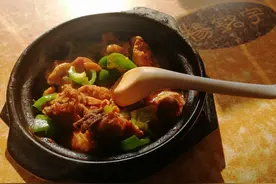 怀念的好久的黄焖鸡，颜色红亮，味道嫩滑爽口，好吃得停不下来了图片