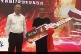 冒死将起火货车驶离闹市司机获赠新车：失去车后天天睡不着 现在很高兴图片