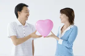 结婚四年多才知老公是同性恋，起诉离婚时可否一并要求精神赔偿？图片