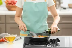 不是所有食用油都能用来炒菜，看看这6种油，你都用对了吗？图片