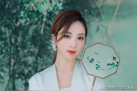 李思思不愧是央视一姐！穿西装纱裙配大红唇，气质太出色了图片
