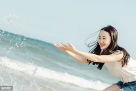 海边吹着海风，好惬意图片