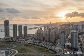 今年山东沿海房价降了没有？现在买一楼带花园的海景房划算吗？图片