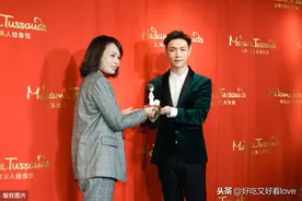呆萌的张艺兴跟自己蜡像人合影时可爱动作跟表情图片