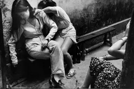 90年代深圳：图六富婆手拿大哥大开普桑，图八洗头妹在聊天很害羞图片