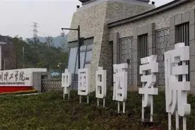 中国第一所培养喝酒的大学，酒量不好别报，学生喝着五粮液上课图片